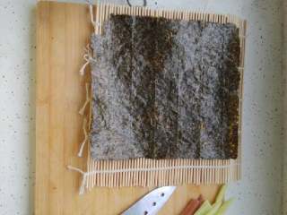 2、寿司,黄瓜，火腿切条，摊好的鸡蛋切成条(今天匆忙点，我就没有摊鸡蛋)