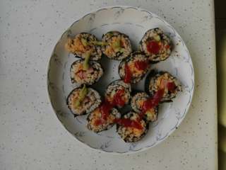 6、寿司,可以将芥末，番茄酱，沙拉洒在上面，蘸着吃。(我的芥末有点放多了，大家可以不放或少放点)