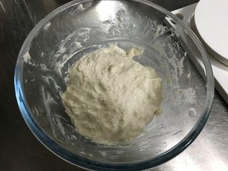 1、胚芽金枪鱼包,液种面团需要冷藏发酵，所以提前一天弄好，液种面团材料混合均匀即可，覆保鲜膜冰箱冷藏16小时以上使用。液种面团会涨3-4倍，料理盆要预留空间