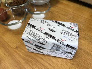 2、胚芽金枪鱼包,这个配方中使用的是新鲜酵母，就是图中这样的。在淘宝很容易购买，500g一块大约10元左右。保质期40天。如果没有新鲜酵母的，请按照新鲜酵母：