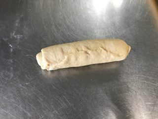 7、胚芽金枪鱼包,面饼底部压薄，由上至下卷起，封口