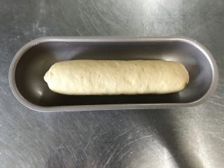 8、胚芽金枪鱼包,放入模具中