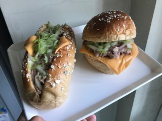 10、胚芽金枪鱼包,面包切开，放入馅料后，在撒一些黄瓜丝就好了