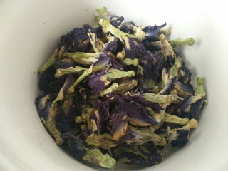 1、#辅食计划#“蓝钻”水果寿司,准备好蝶豆花