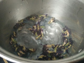 2、#辅食计划#“蓝钻”水果寿司,放入开水中煮开立即关火