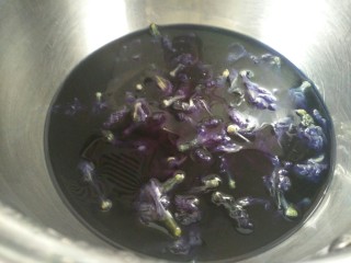 3、#辅食计划#“蓝钻”水果寿司,带锅盖闷至水放凉？