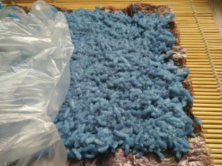 8、#辅食计划#“蓝钻”水果寿司,带上手套，抹平