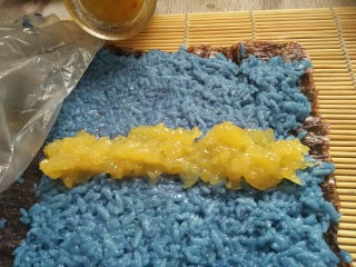 9、#辅食计划#“蓝钻”水果寿司,加一大勺菠萝酱