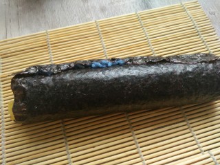 11、#辅食计划#“蓝钻”水果寿司,从下往上卷起，收紧展开