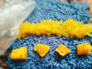 10、#辅食计划#“蓝钻”水果寿司,再放上几粒菠萝丁