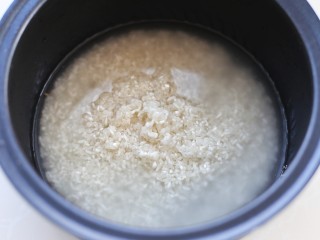 1、排骨焖饭,大米淘洗两遍加入比平时煮饭稍微少一些的清水，浸泡半个小时左右