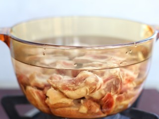 2、排骨焖饭,将排骨冷水下锅煮开撇去表面浮沫