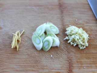 5、排骨焖饭,切葱花、姜丝和蒜末备用