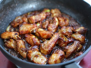 9、排骨焖饭,调入生抽、料酒和老抽翻炒均匀