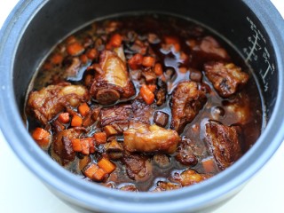 12、排骨焖饭,将炖好的排骨倒入大米中，按煮饭键开始煮饭