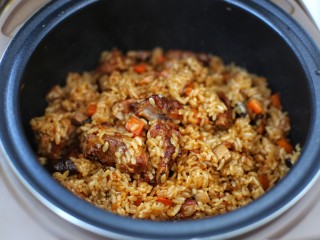 13、排骨焖饭,煮好后切断电源将排骨饭翻拌均匀，再盖上锅盖焖十分钟即可