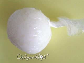 2、炸饭团,取汤圆大小的米饭，用保鲜膜包裹住