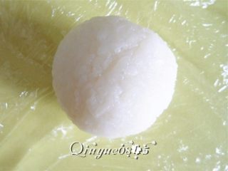 3、炸饭团,在面案上来回轻揉成圆球