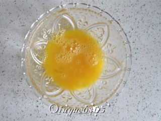 5、炸饭团,鸡蛋打散搅匀