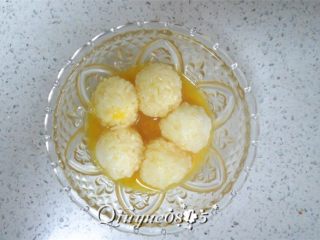 6、炸饭团,饭团裹上蛋液