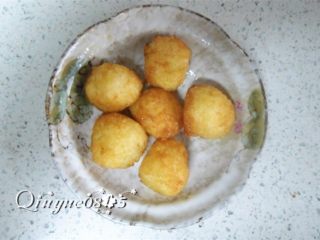 7、炸饭团,油炸至金黄色