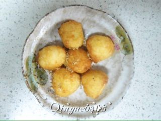 8、炸饭团,装盘撒些白芝麻或蘸番茄酱食用