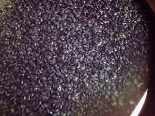 1、乌饭寿司卷,糯米用清水洗两遍，用乌叶汁浸泡。提前一晚泡发。