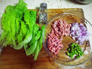 2、乌饭寿司卷,培根，香肠，洋葱都切小颗粒备用。