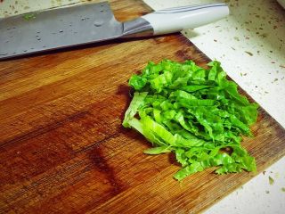 5、乌饭寿司卷,生菜切丝备用。