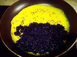 9、乌饭寿司卷,铺上一层薄薄的乌叶糯米饭。。