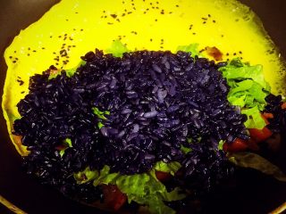 10、乌饭寿司卷,再撒上刚才炒好的培根粒和生菜，我还在中间擦了一层豆瓣酱在上面压一点糯米饭上去。(因为一个人操作又拍照很不方便，所以我省略了中间那一层直接拍出来就这个程序了。)稍微冷却一下，再拿出来放在盘子上。