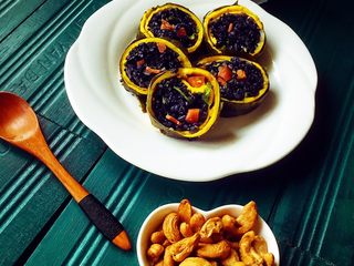 13、乌饭寿司卷,再切成一小块一小块的，就可以装盘了，因为手太黏了，所以那一部就没有拍照片了，只拍出成品了。