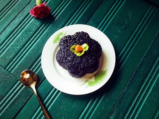 14、乌饭寿司卷,也可以直接做成这种花型的里面包点孩子喜欢吃的食材。可以自由选择搭配