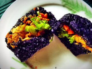 15、乌饭寿司卷,这是花朵形状的我切开给大家看一下里面的食材。