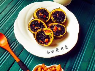 17、乌饭寿司卷,美美的寿司卷是不是诱惑到你了？那就快快动手做起来吧。