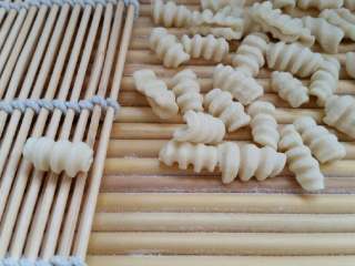 1、寿司帘猫耳朵,搓面应在寿司帘中间部位（不然会将寿司帘搓散架????），瞧是不是很像田螺！