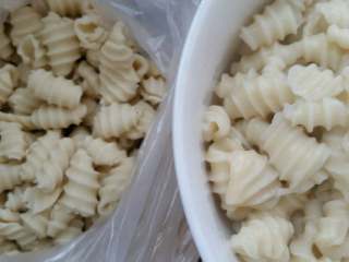 3、寿司帘猫耳朵,一次吃不完可以放入保鲜袋冷藏