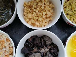 4、寿司帘猫耳朵,选择适合自己口味的菜菜浇面????