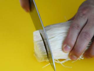 1、炸金针菇—花开富贵的造型又超级香脆，不要错过哦,金针菇去根，撕成小份。