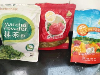 1、炒三色贝壳面,家里没有带颜色的蔬菜，所以选择了无添加的冻干粉