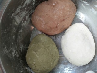 2、炒三色贝壳面,冻干粉和面粉混合和称三色面团，盖上保鲜膜醒面