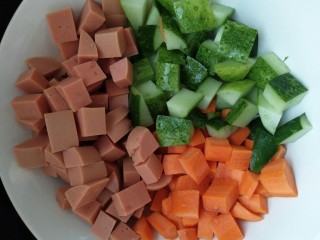 3、炒三色贝壳面,醒面的同时把各种配菜切成丁