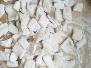 4、炒三色贝壳面,面醒好后切成丁，撒上干面避免粘连