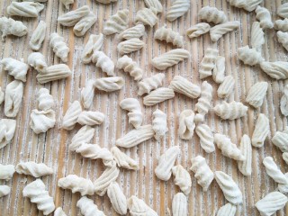 6、炒三色贝壳面,搓好的各种形状，其他颜色的面团也一样