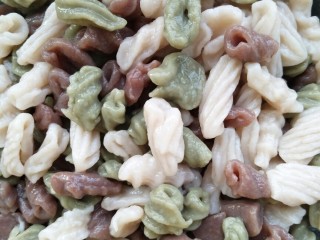 7、炒三色贝壳面,烧开水，放少许盐，把贝壳面煮成八分熟，过凉水，捞出备用