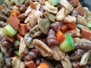 9、炒三色贝壳面,放入盐，鸡精，出锅！照片不加滤镜颜色也很漂亮????