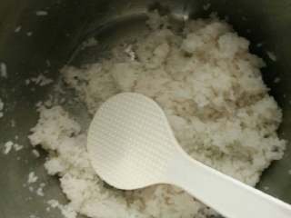 1、普通寿司,用寿司醋把米饭拌好，用量按个人喜好就好。