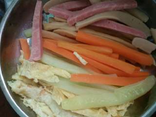 2、普通寿司,把材料煮好。