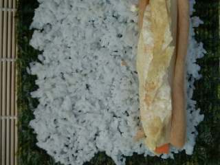 3、普通寿司,铺好米饭后摆放材料。