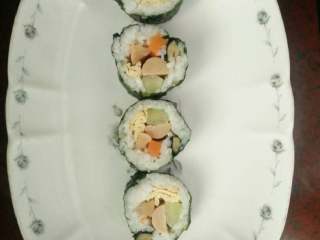 5、普通寿司,最后切块装盘。